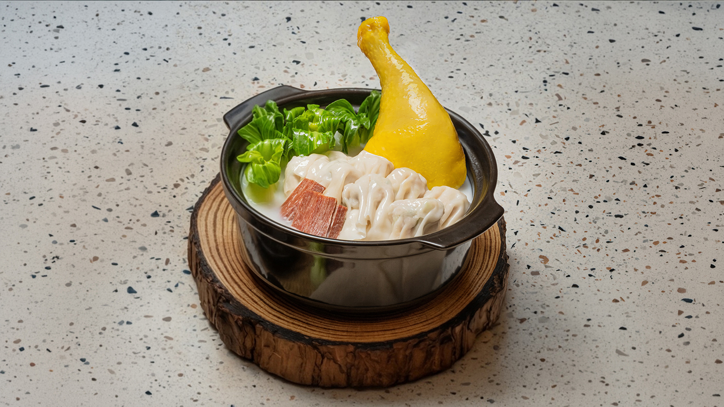 Wonton and Chicken with Thick Broth in Clay Pot 